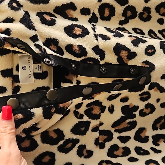 Socialite Women's 1/2 button animal print faux fur fuzzy pullover, Size Large - Picture 2 of 3